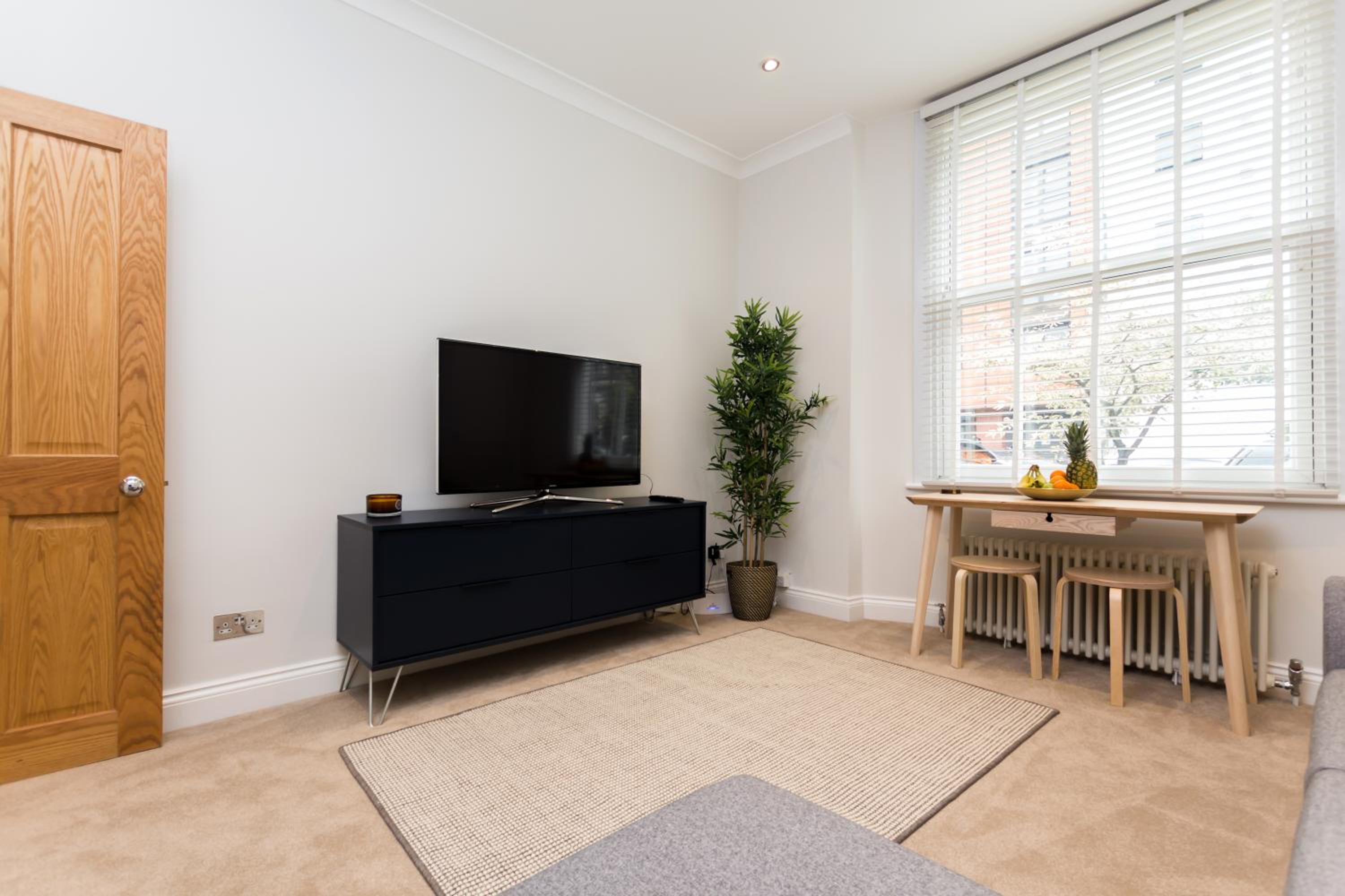 Vibrant 1BR Apt wPrivate Decked Garden, Fast WIFI