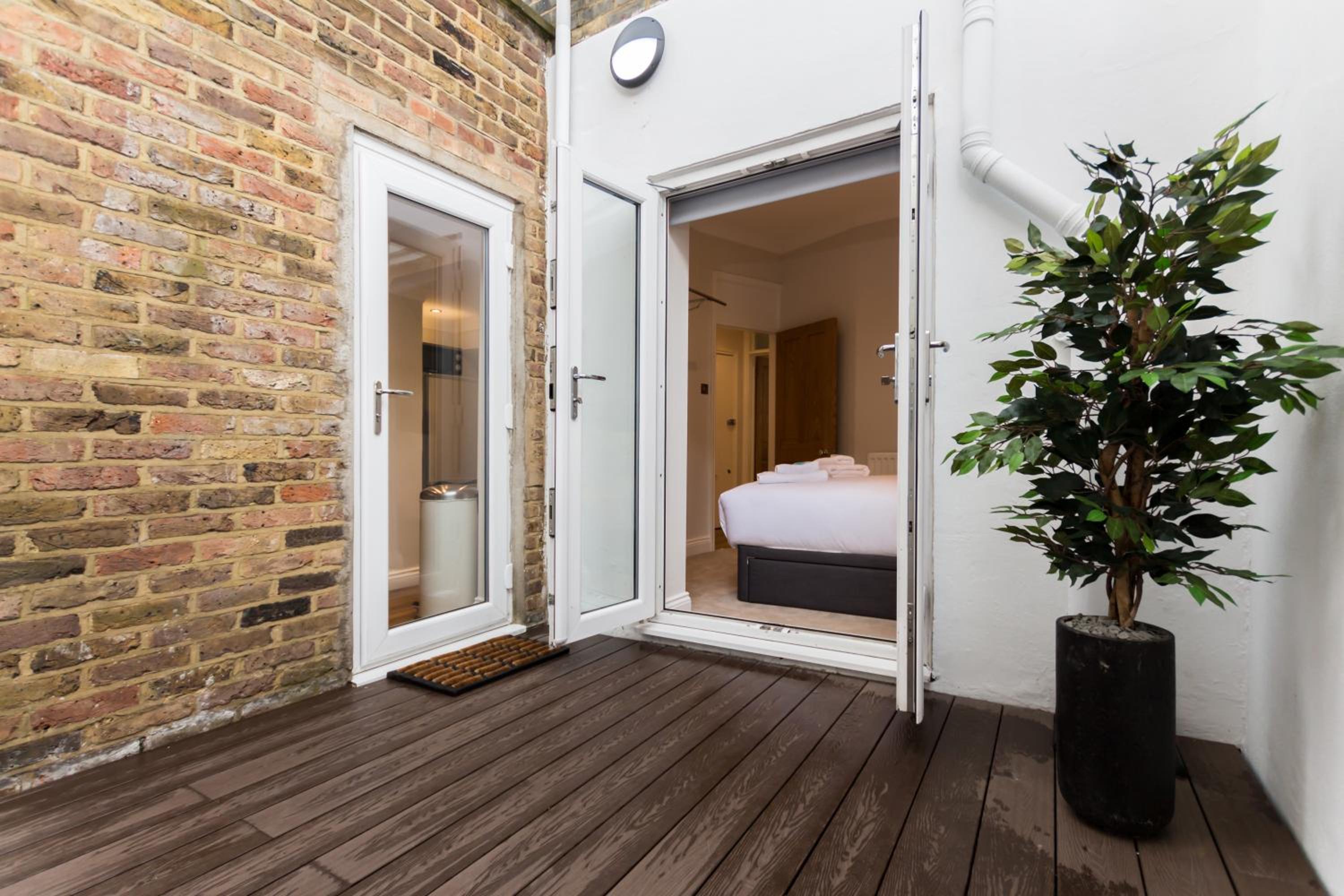 Vibrant 1BR Apt wPrivate Decked Garden, Fast WIFI