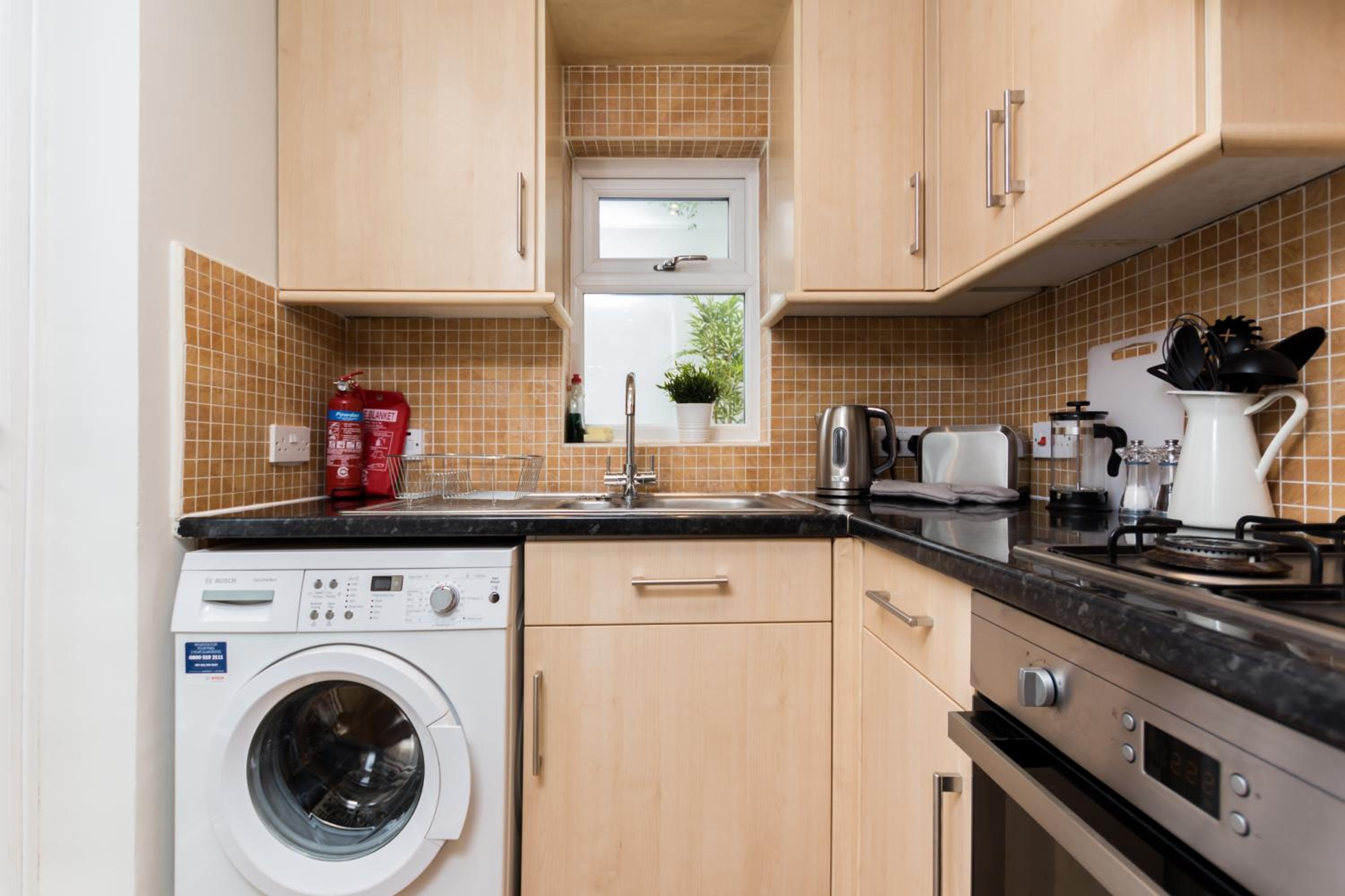 Vibrant 1BR Apt wPrivate Decked Garden, Fast WIFI