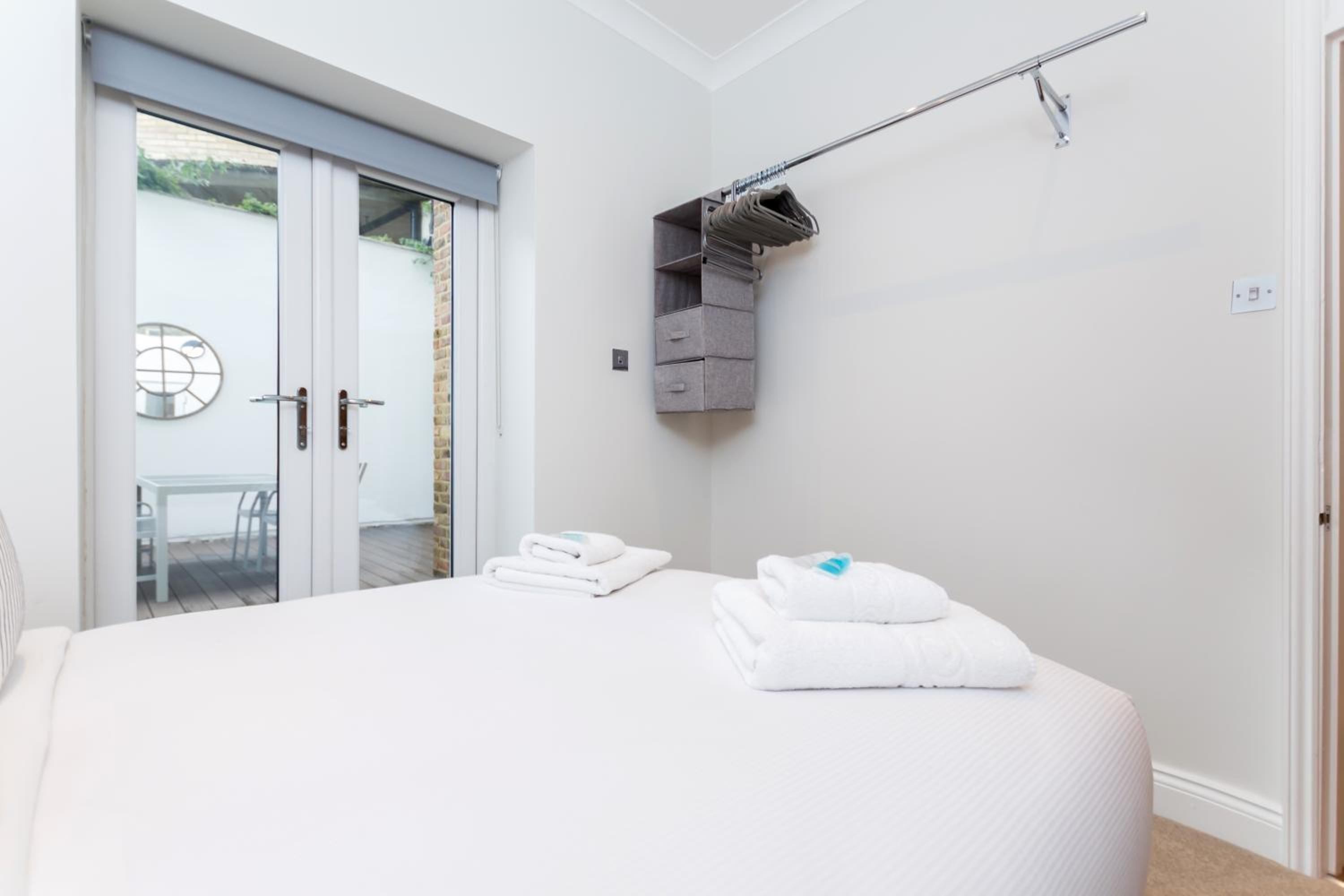 Vibrant 1BR Apt wPrivate Decked Garden, Fast WIFI