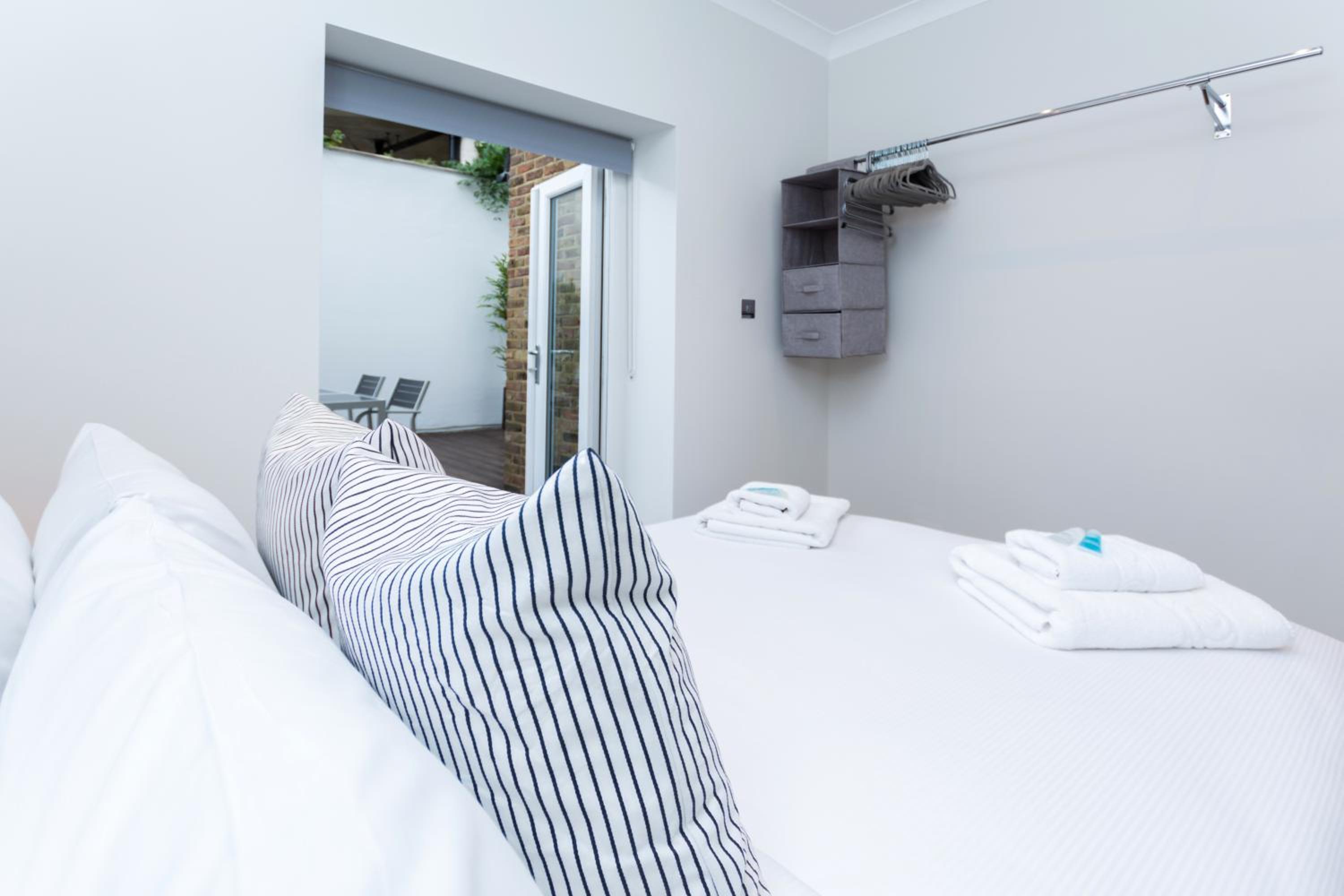 Vibrant 1BR Apt wPrivate Decked Garden, Fast WIFI