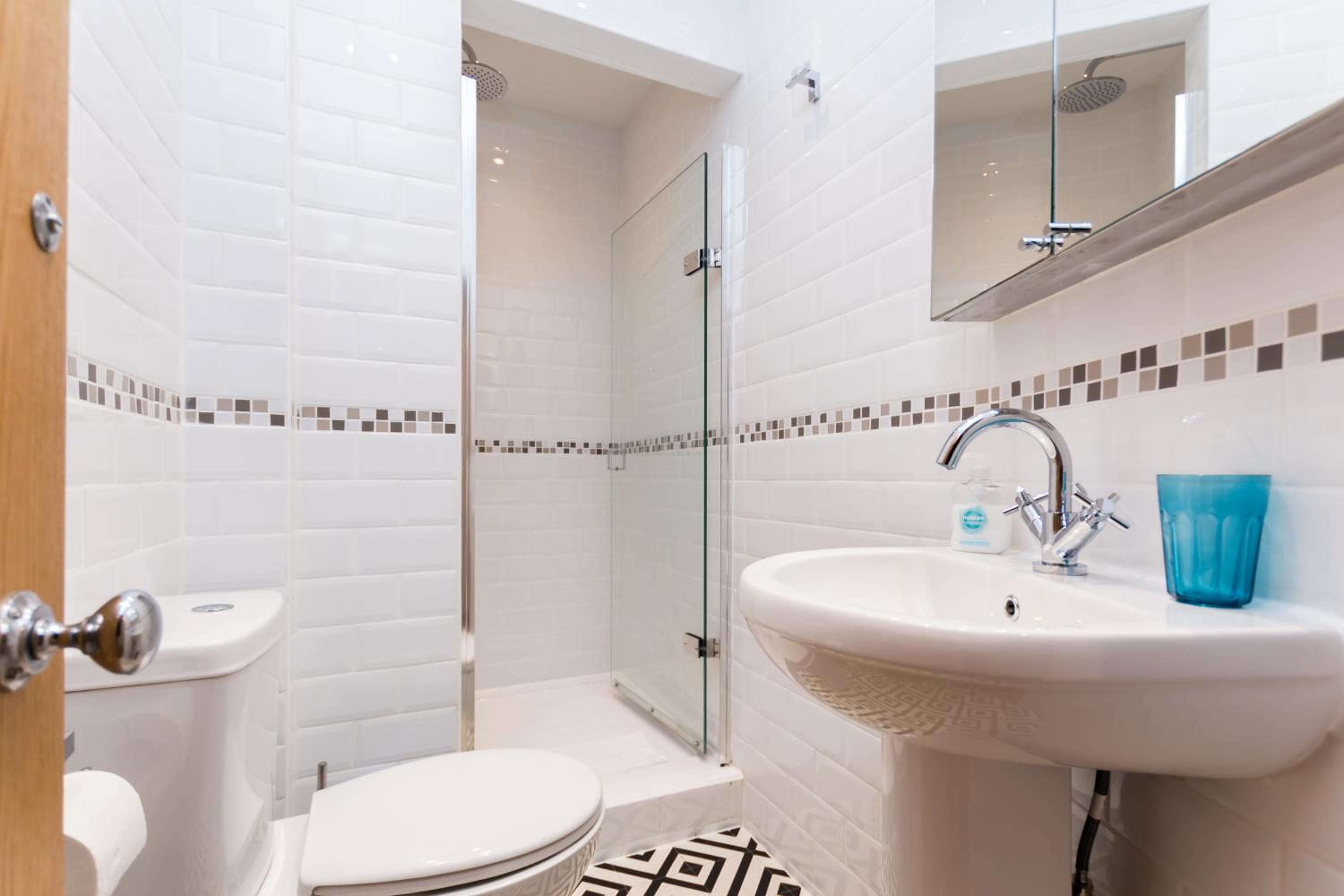 Vibrant 1BR Apt wPrivate Decked Garden, Fast WIFI