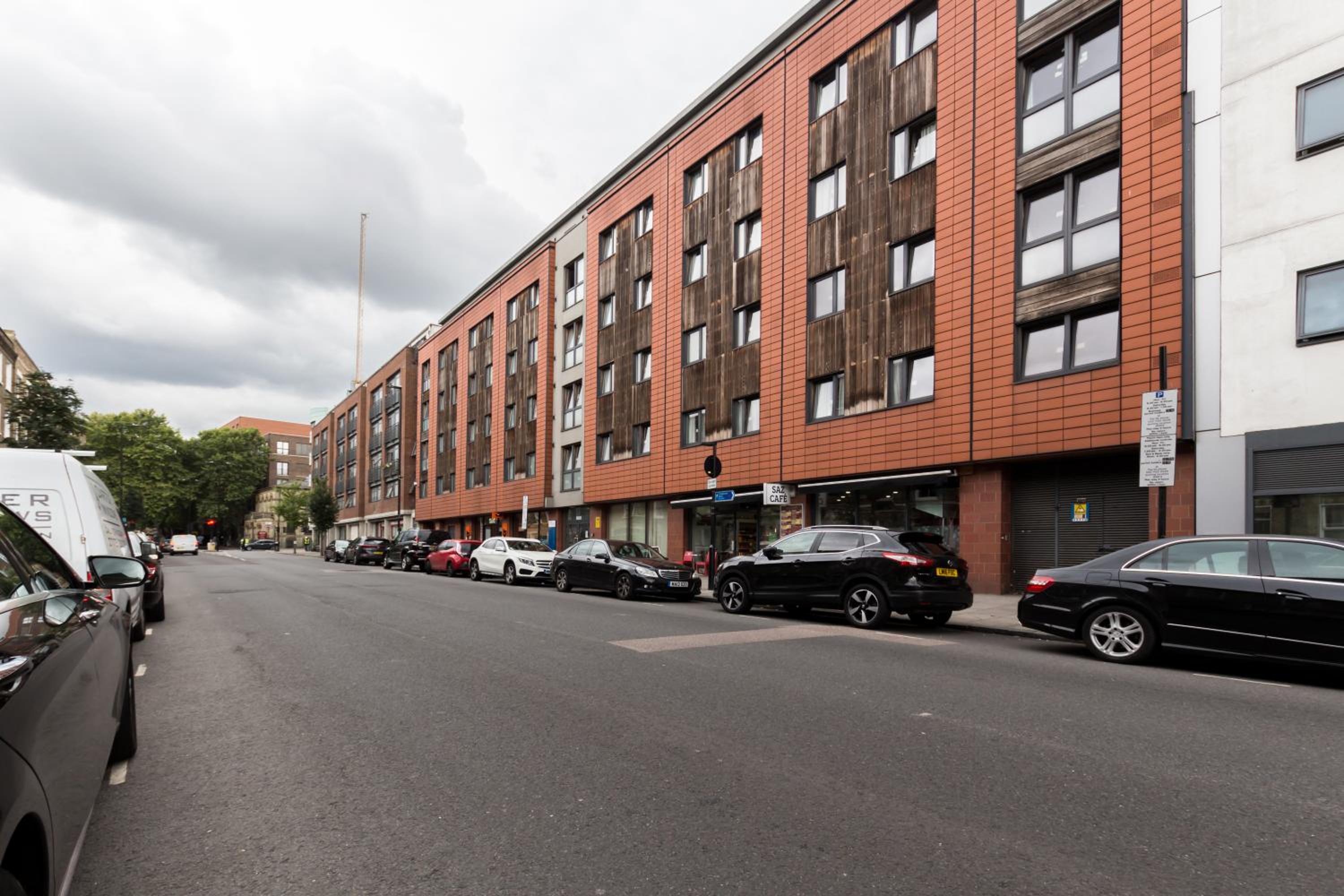 Vibrant 1BR Apt wPrivate Decked Garden, Fast WIFI