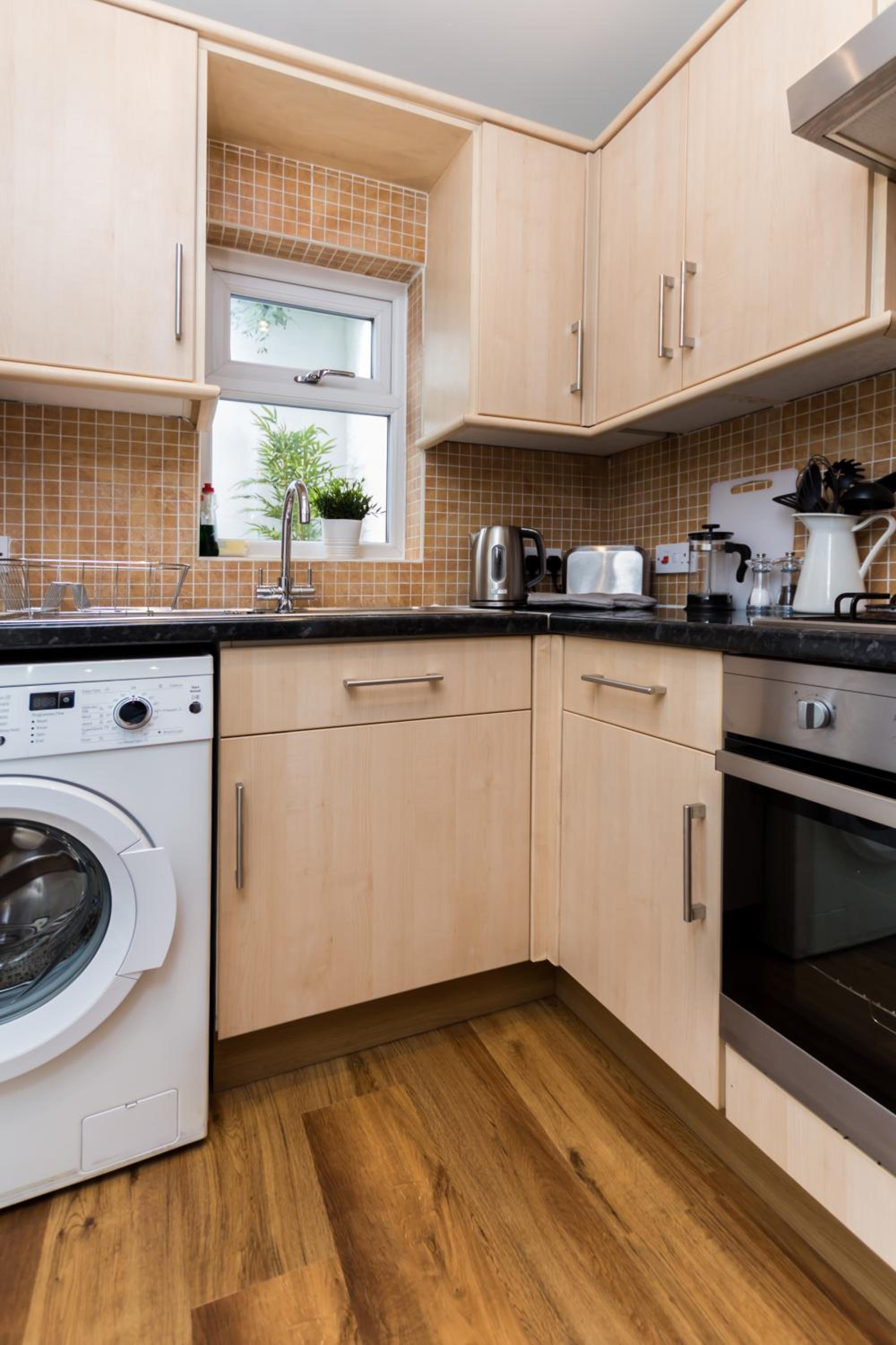 Vibrant 1BR Apt wPrivate Decked Garden, Fast WIFI