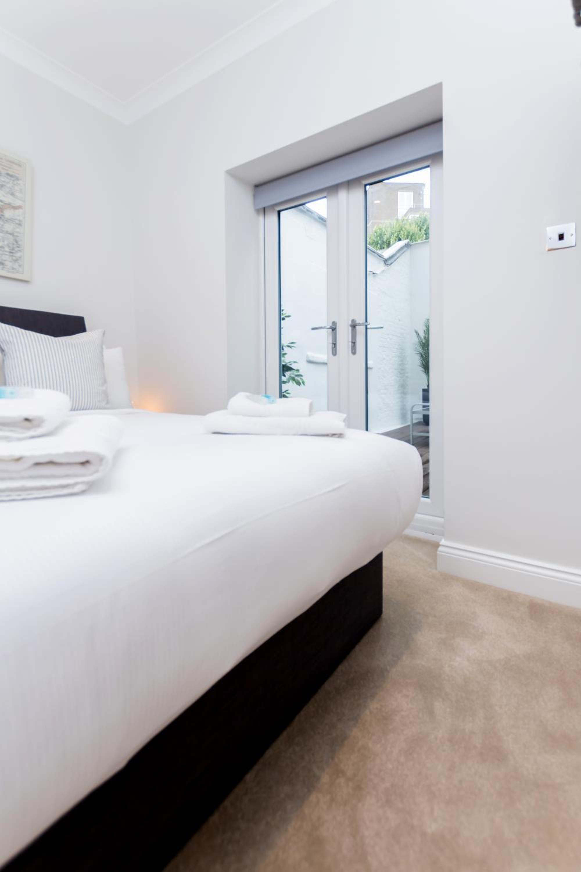 Vibrant 1BR Apt wPrivate Decked Garden, Fast WIFI
