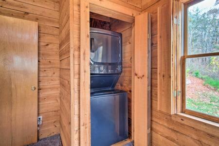 Spacious Cabin with Hot Tub near Carters Lake view 5