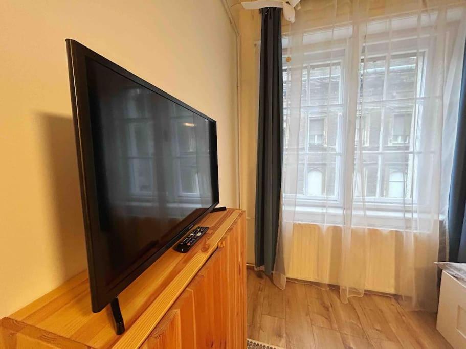 Stray Birds Fashion Apartment with 2PPL/WIFI/AC view 2