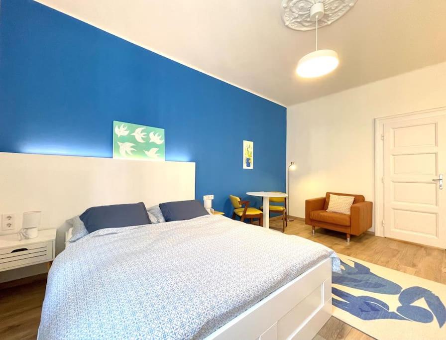 Stray Birds Fashion Apartment with 2PPL/WIFI/AC view 3