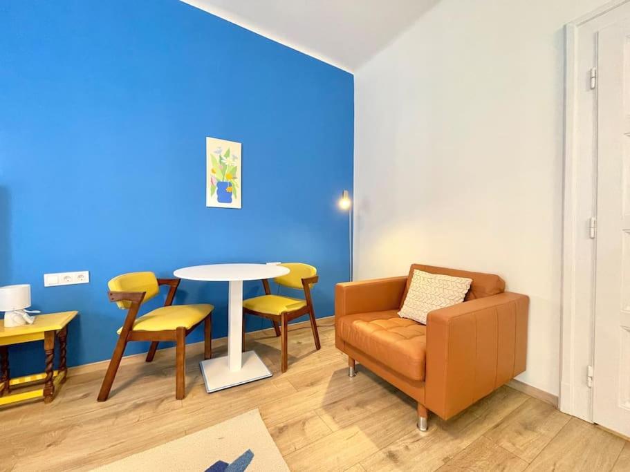 Stray Birds Fashion Apartment with 2PPL/WIFI/AC view 4