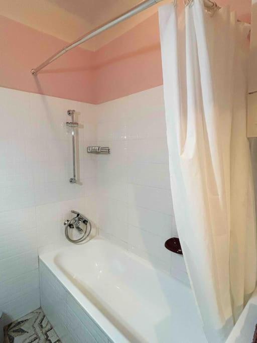 Stray Birds Fashion Apartment with 2PPL/WIFI/AC view 5