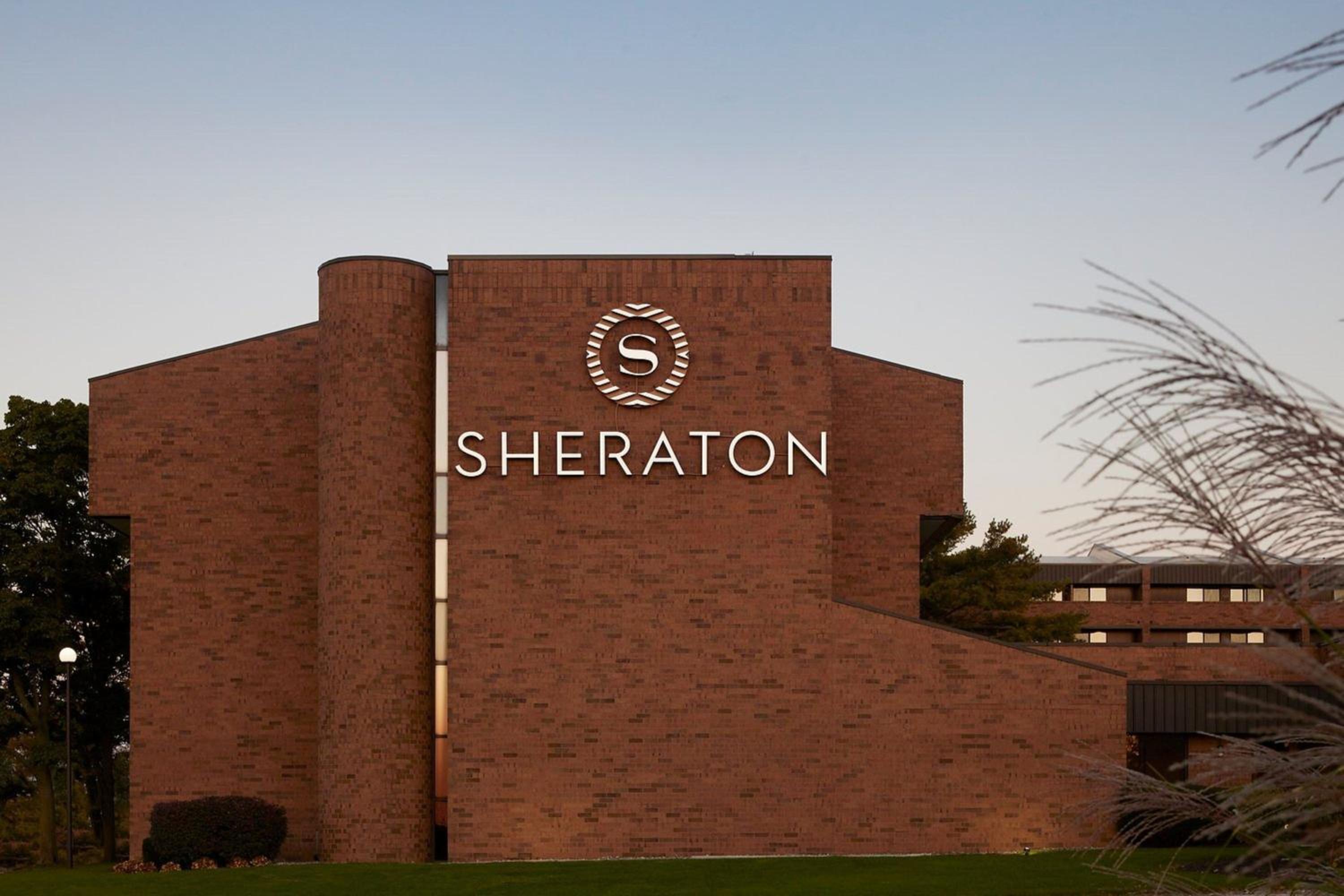 Hotel Sheraton Grand Rapids Airport Hotel - Image 1
