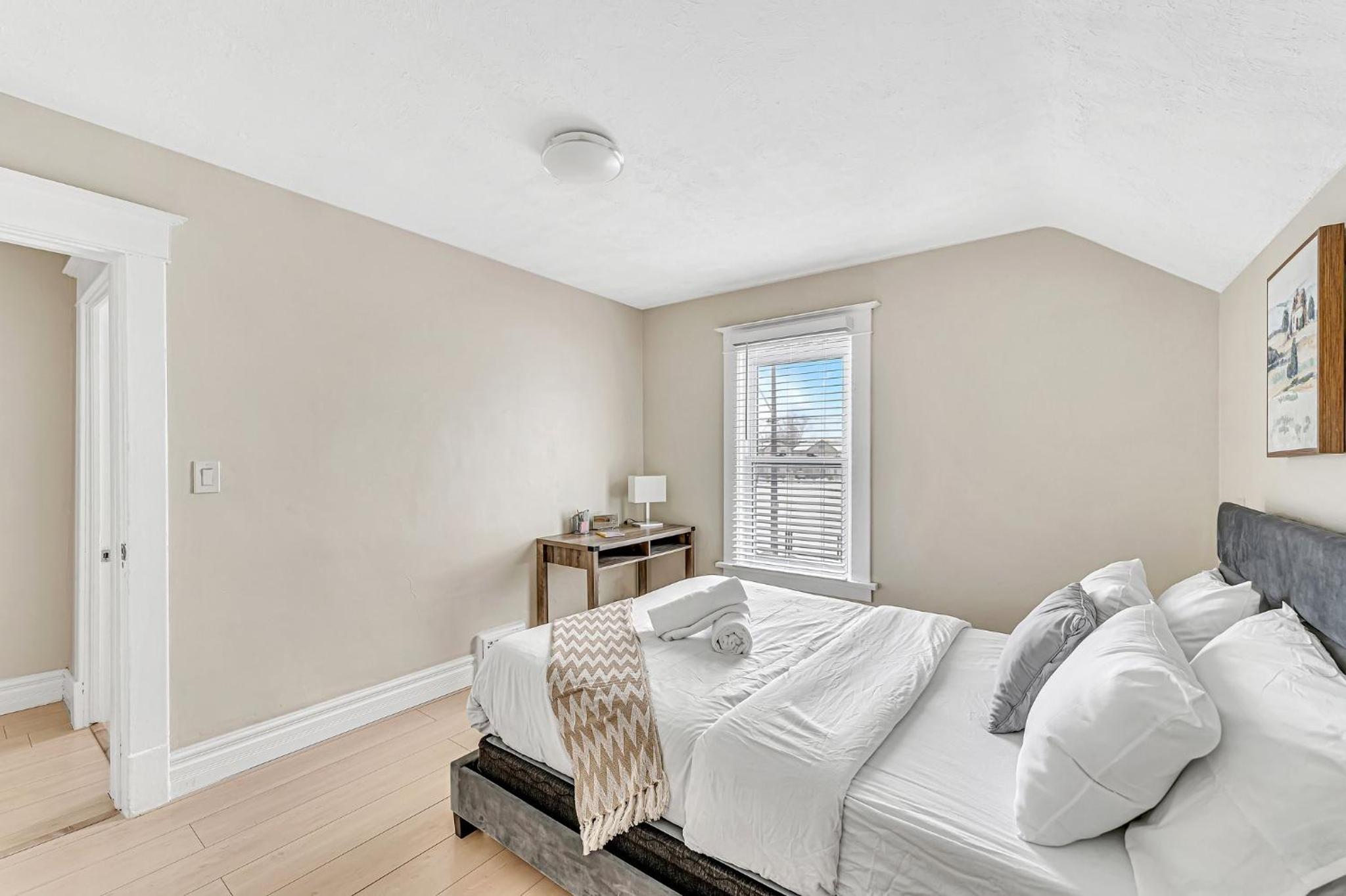 Spacious Home 5 Min Walk to Falls