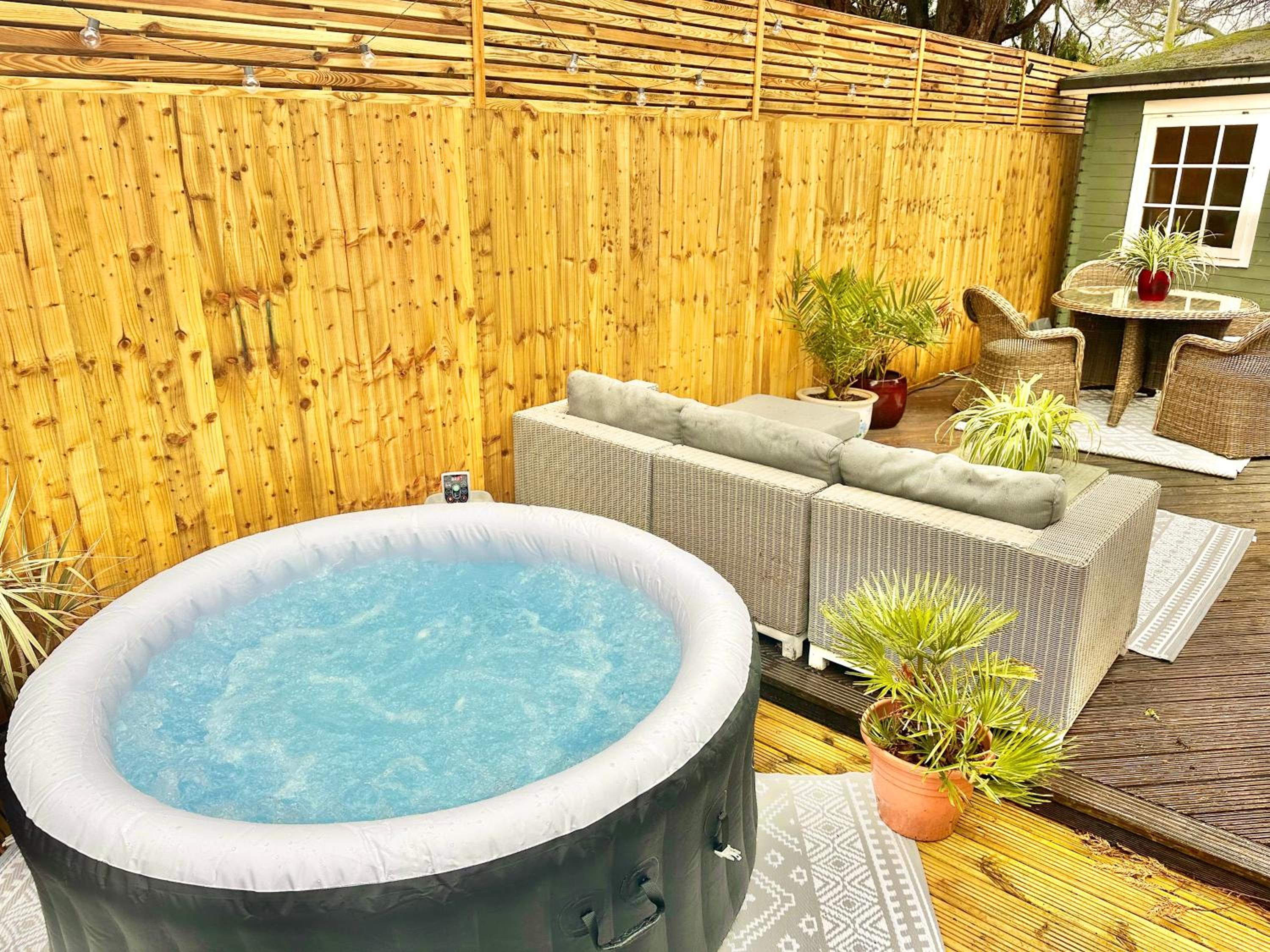 Hotel Large Family Home with Hot Tub - Sky Sports - Water Bed - Free Parking - Image 1