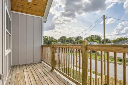 New Build 5 min to Broadway Sleeps 10 view 2