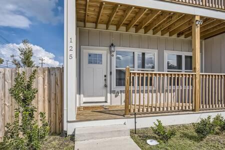New Build 5 min to Broadway Sleeps 10 view 3