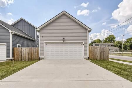 New Build 5 min to Broadway Sleeps 10 view 5