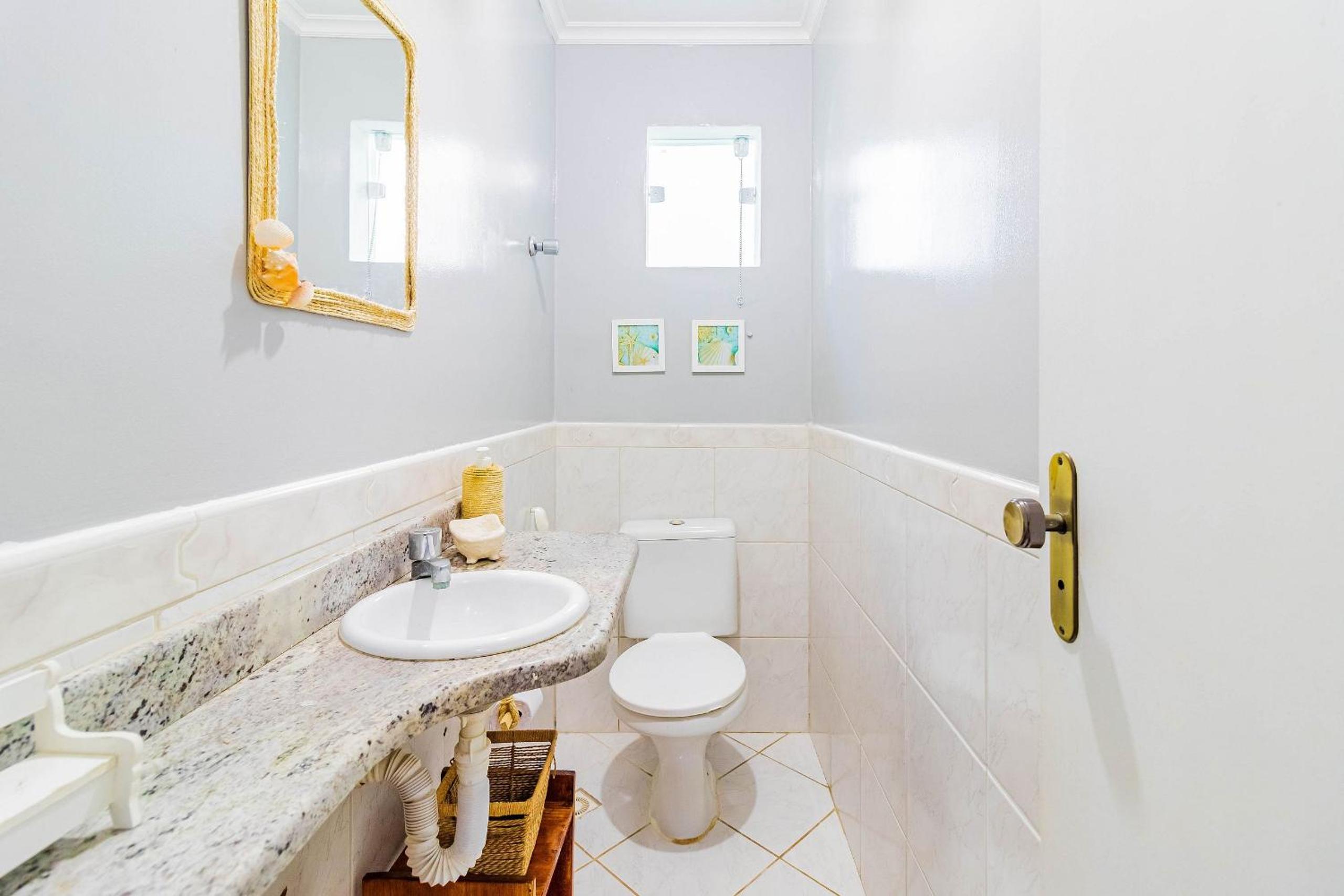 GB46 Maravilhosa Casa com 4 Suítes com Piscina Privativa em Guarajuba
