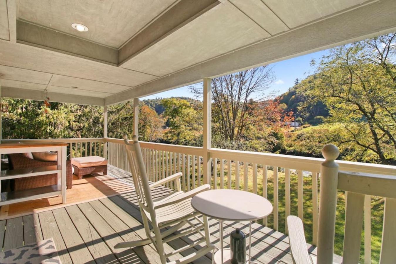 Tranquil Riverfront Living at Sasquatch Cabin!