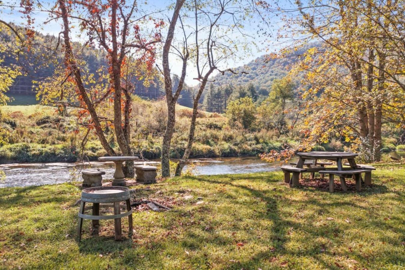 Tranquil Riverfront Living at Sasquatch Cabin!