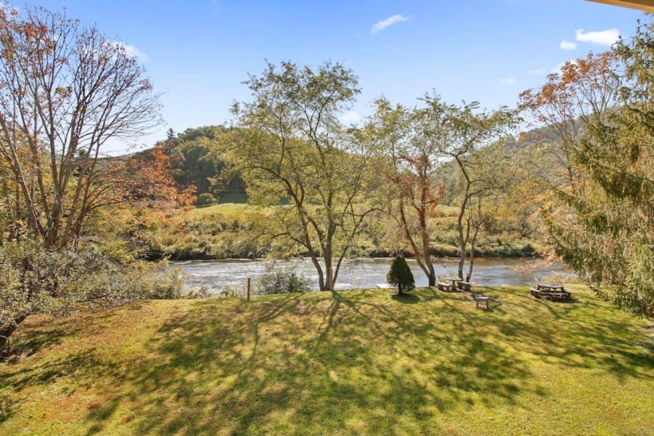 Tranquil Riverfront Living at Sasquatch Cabin!