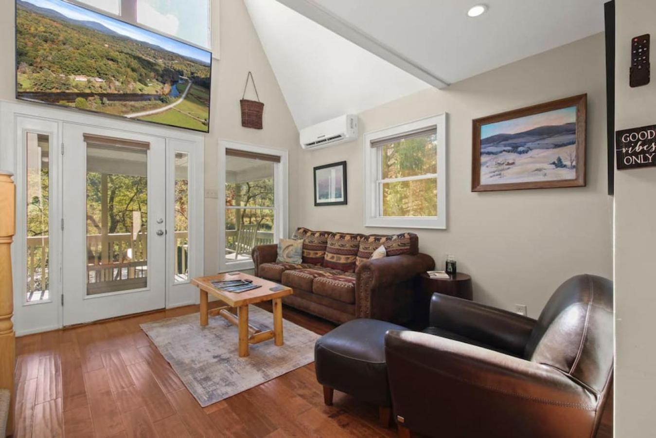 Tranquil Riverfront Living at Sasquatch Cabin!