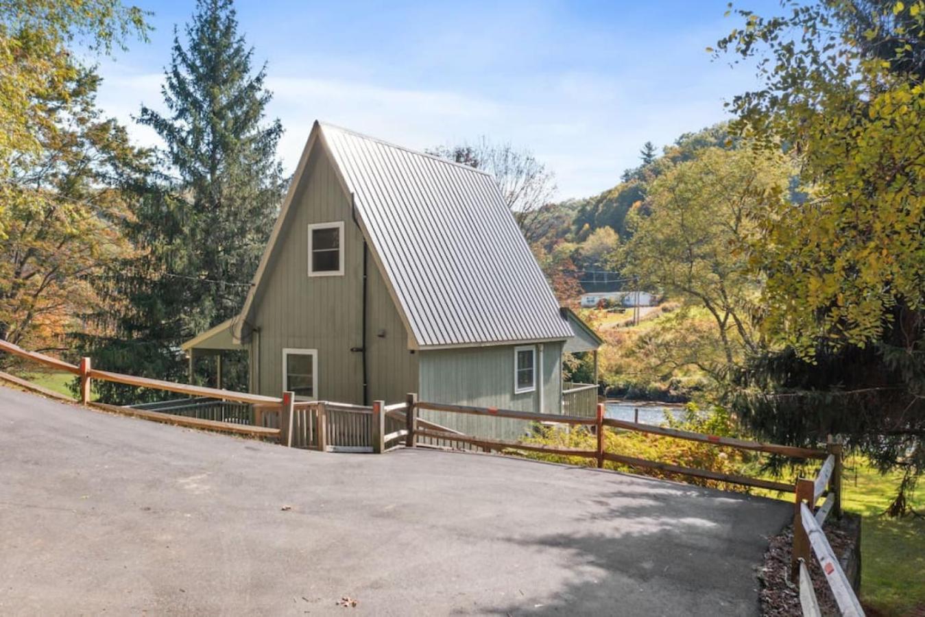 Tranquil Riverfront Living at Sasquatch Cabin!