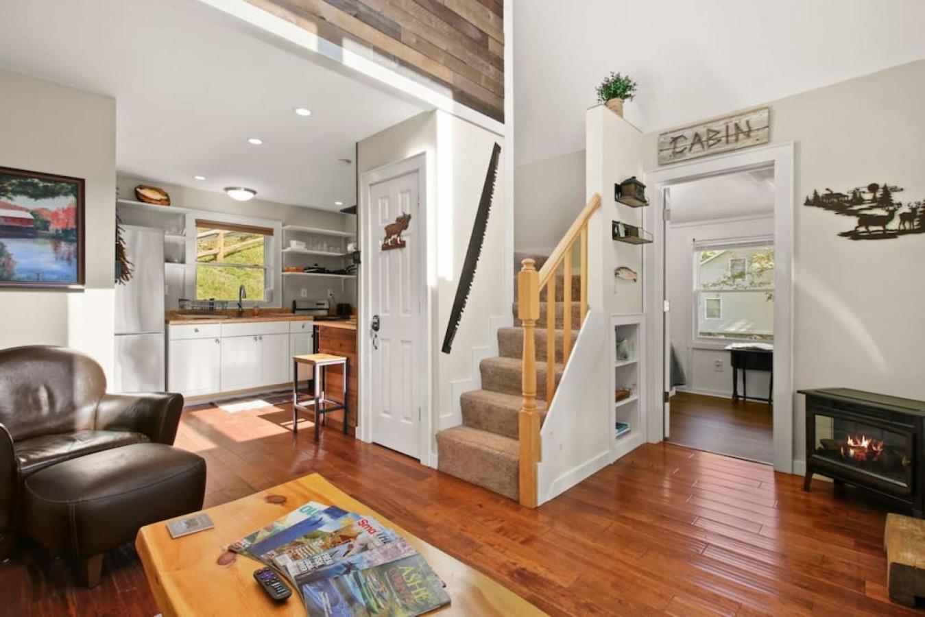 Tranquil Riverfront Living at Sasquatch Cabin!