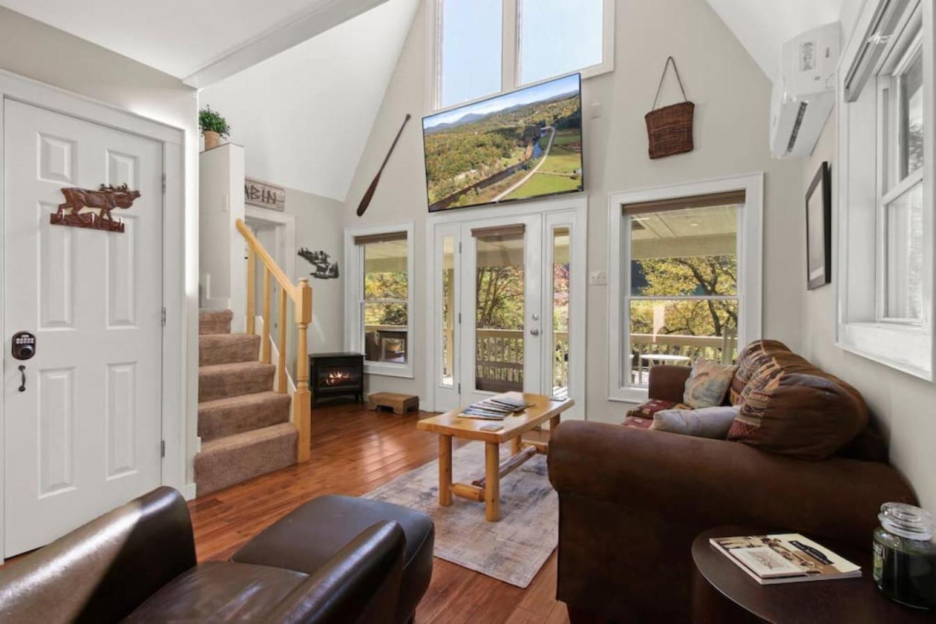 Tranquil Riverfront Living at Sasquatch Cabin!