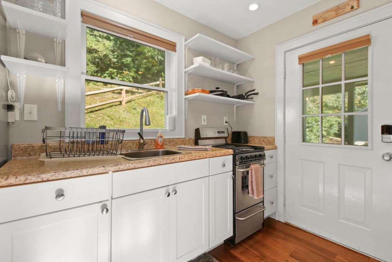 Tranquil Riverfront Living at Sasquatch Cabin!