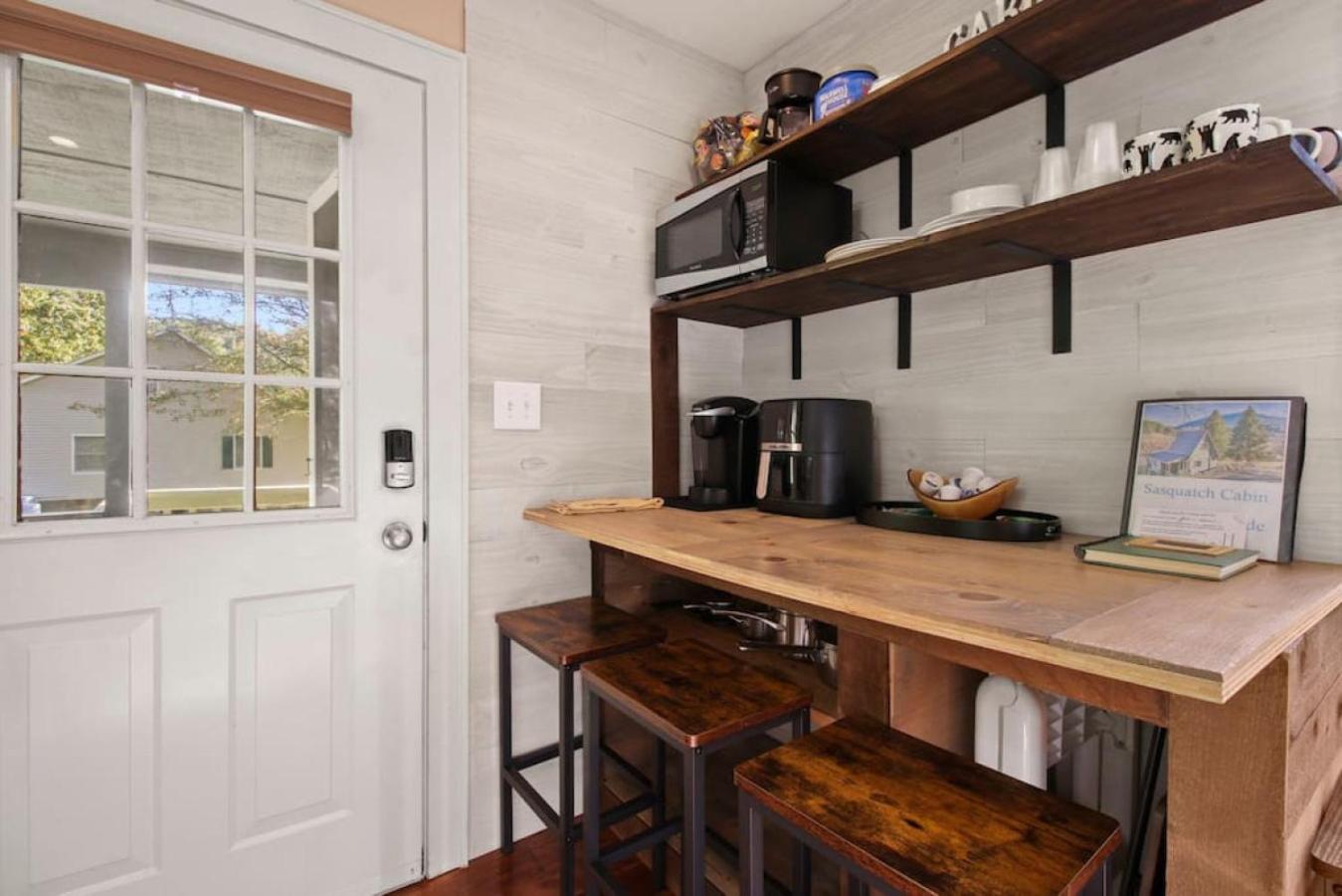 Tranquil Riverfront Living at Sasquatch Cabin!
