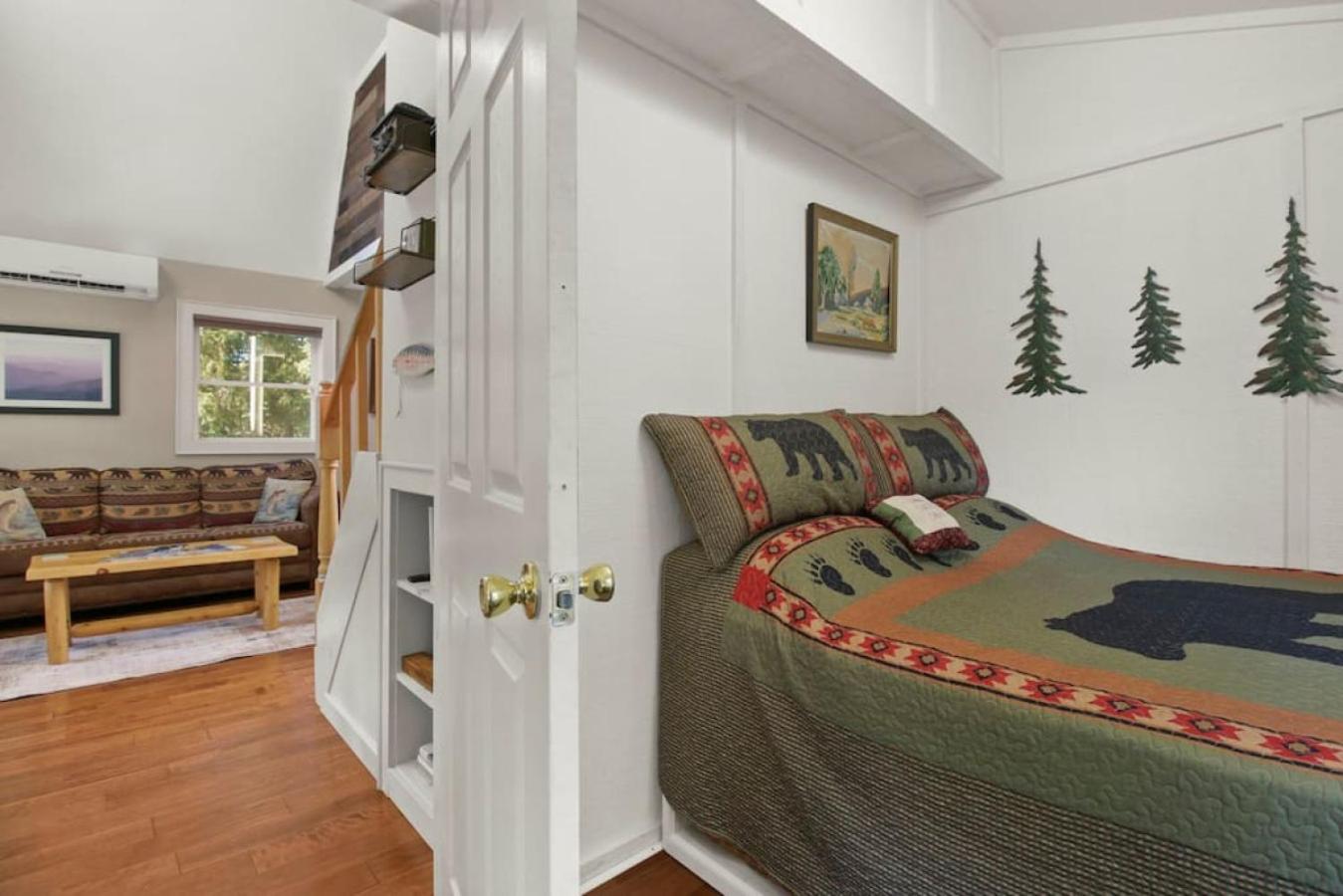 Tranquil Riverfront Living at Sasquatch Cabin!