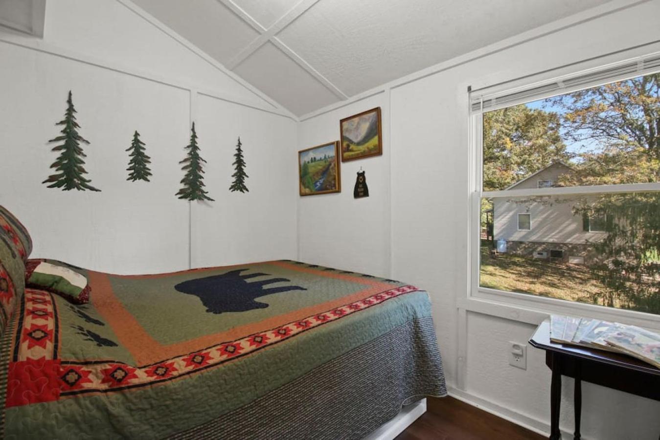 Tranquil Riverfront Living at Sasquatch Cabin!
