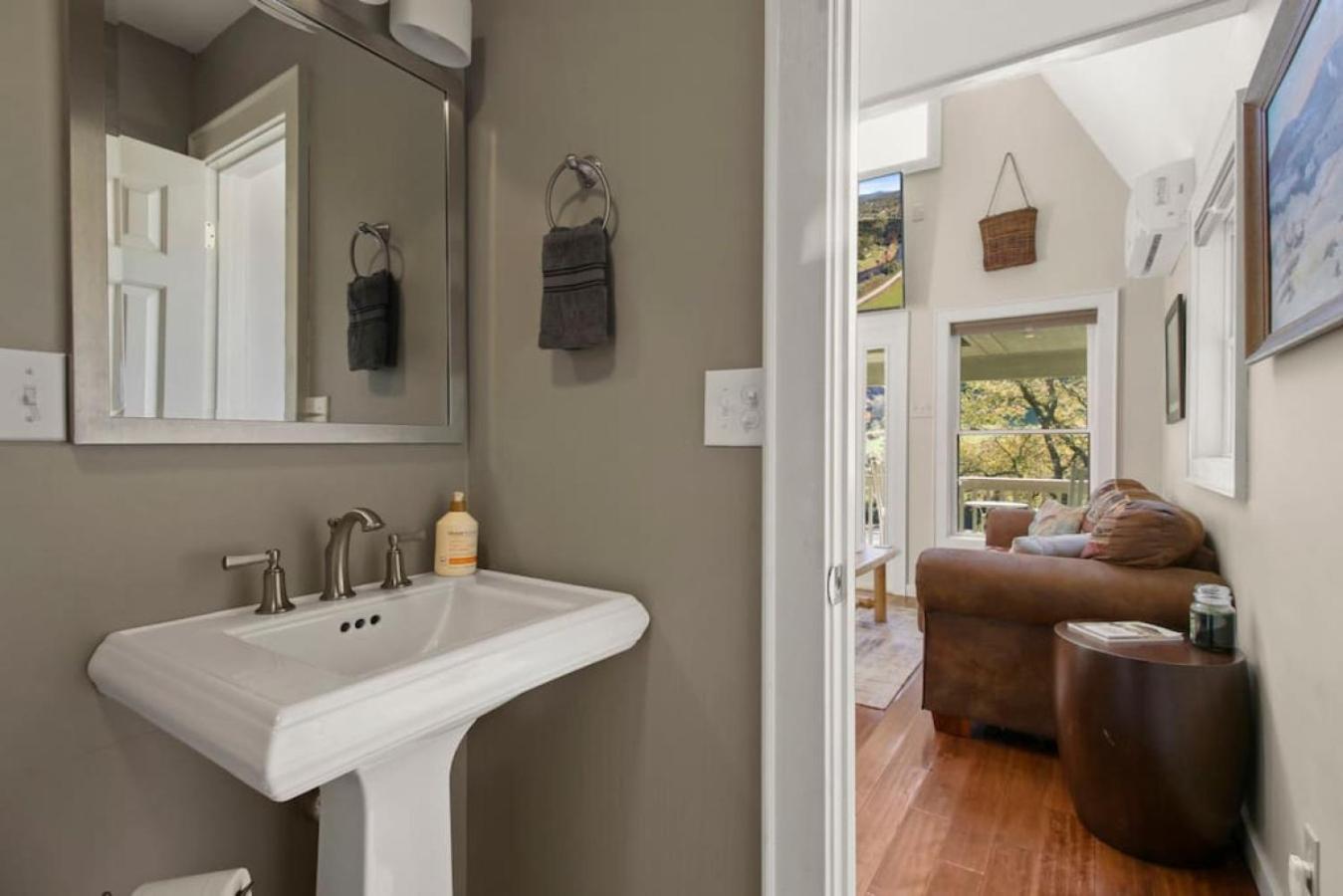 Tranquil Riverfront Living at Sasquatch Cabin!