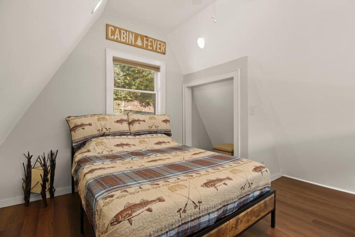 Tranquil Riverfront Living at Sasquatch Cabin!