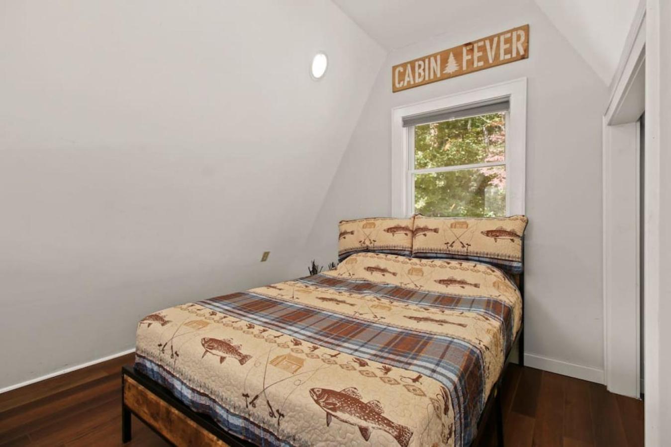 Tranquil Riverfront Living at Sasquatch Cabin!