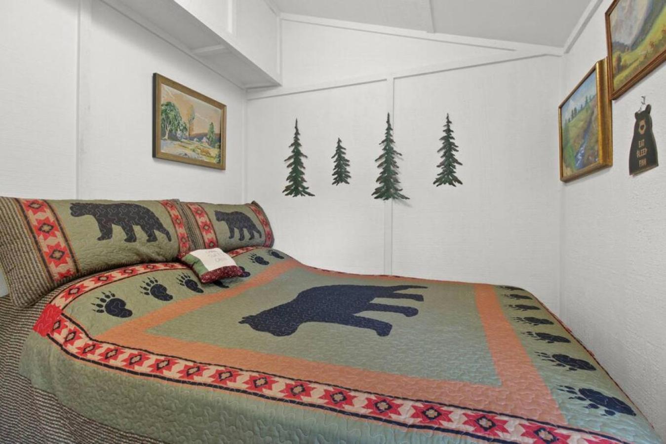 Tranquil Riverfront Living at Sasquatch Cabin!