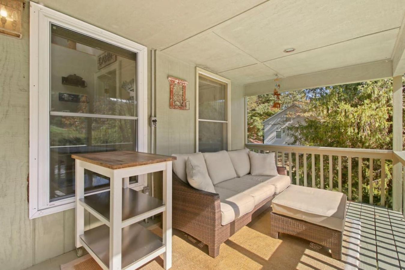 Tranquil Riverfront Living at Sasquatch Cabin!