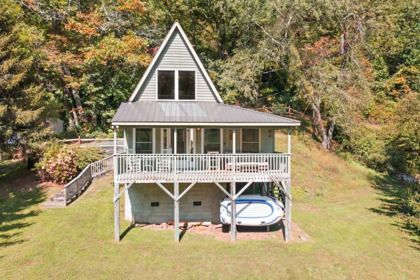 Tranquil Riverfront Living at Sasquatch Cabin!