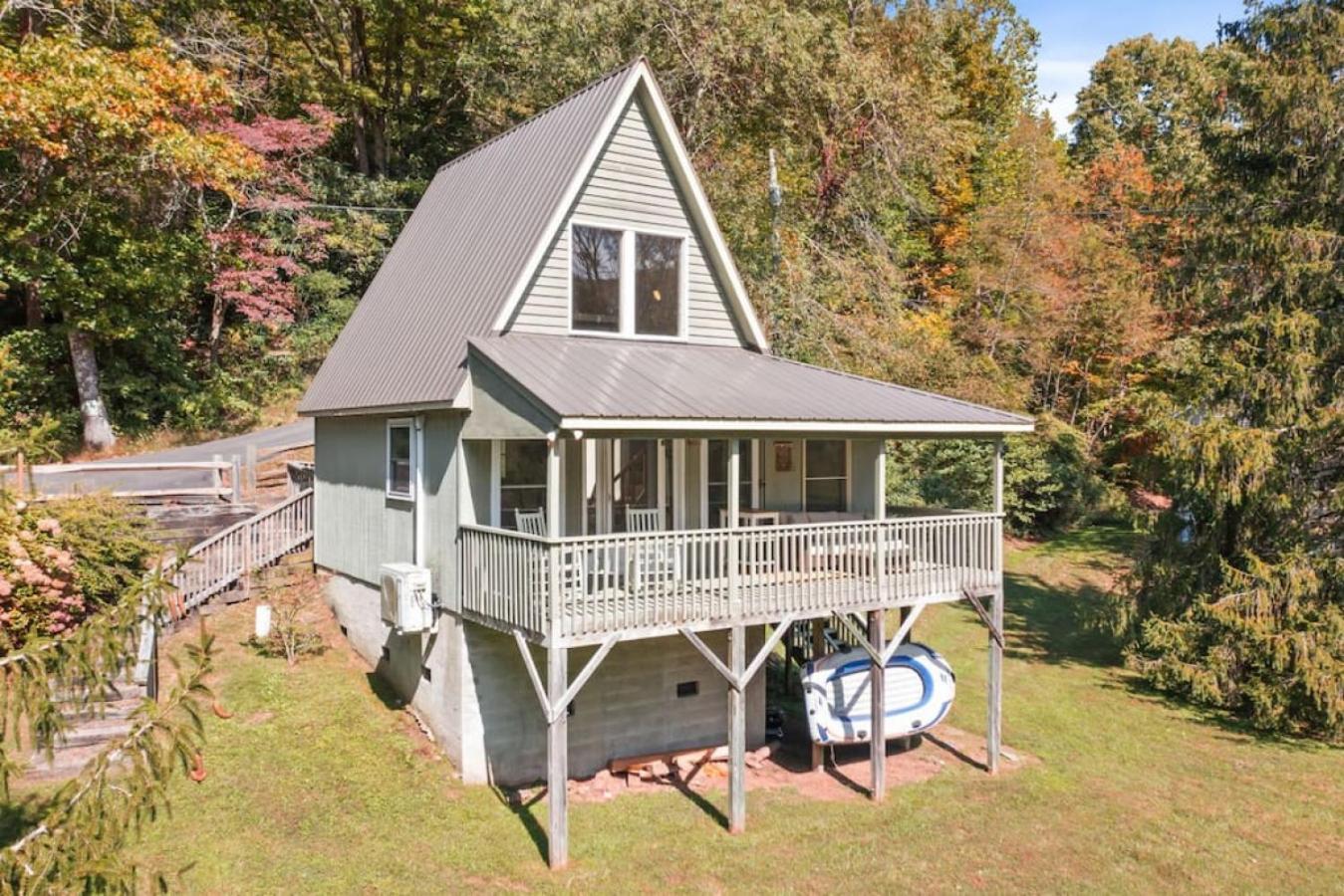 Tranquil Riverfront Living at Sasquatch Cabin!
