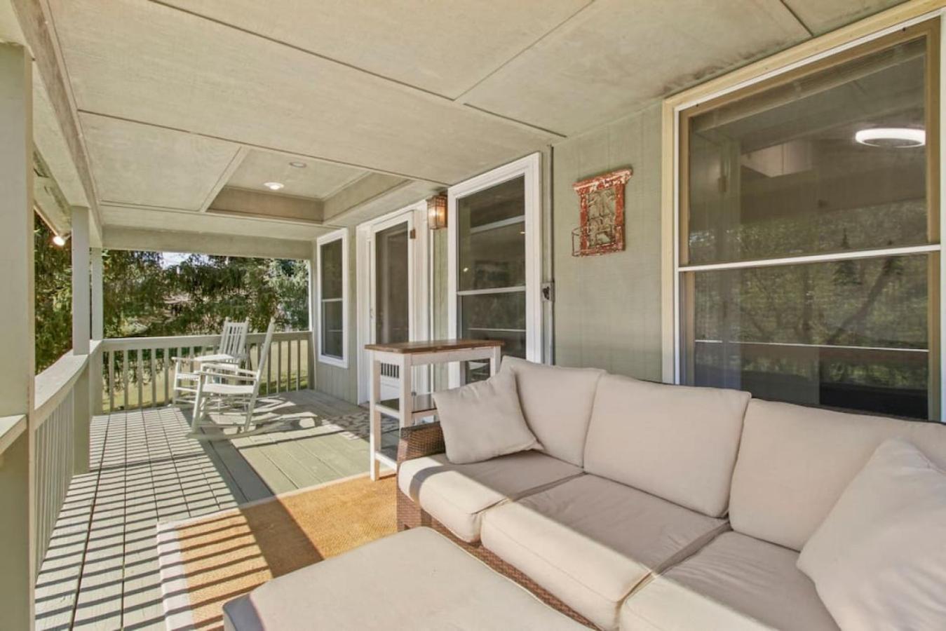 Tranquil Riverfront Living at Sasquatch Cabin!