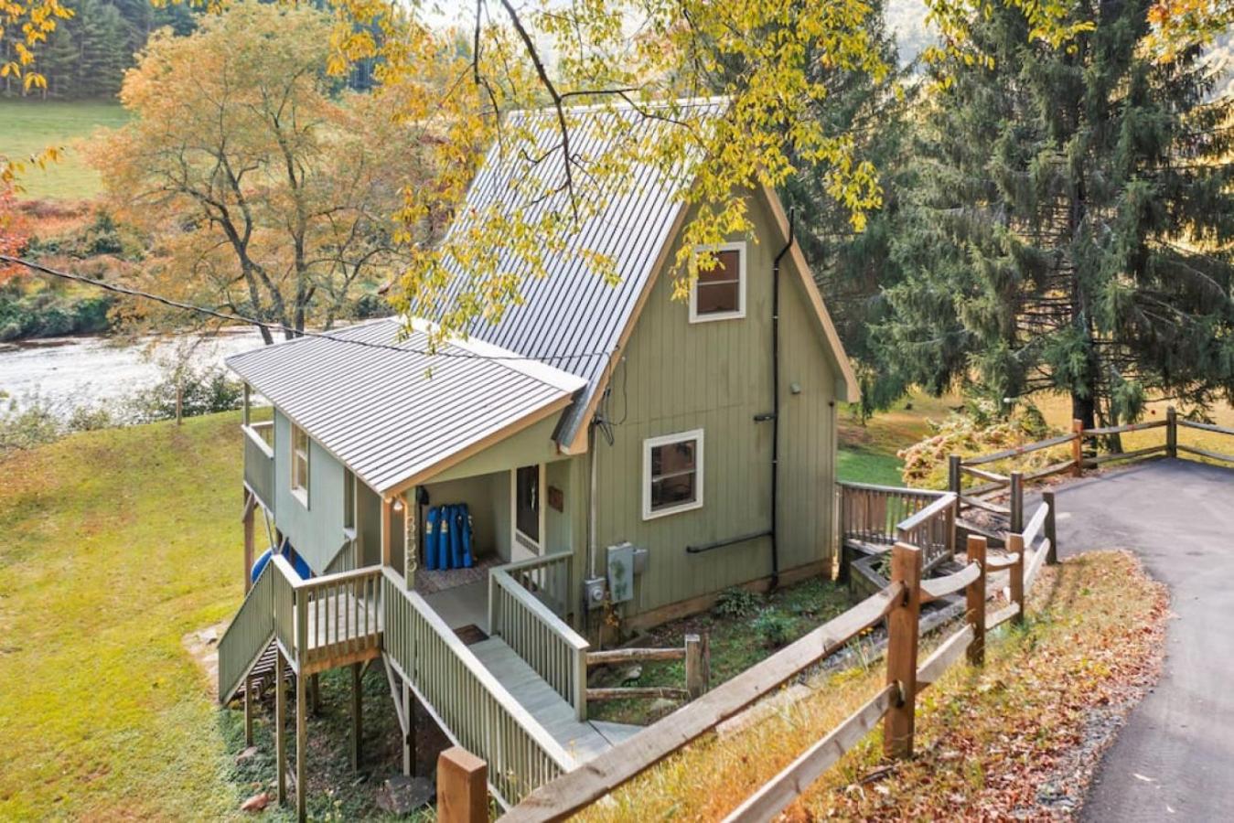 Tranquil Riverfront Living at Sasquatch Cabin!