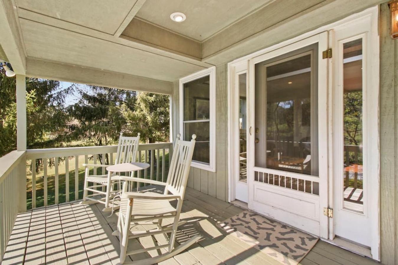 Tranquil Riverfront Living at Sasquatch Cabin!