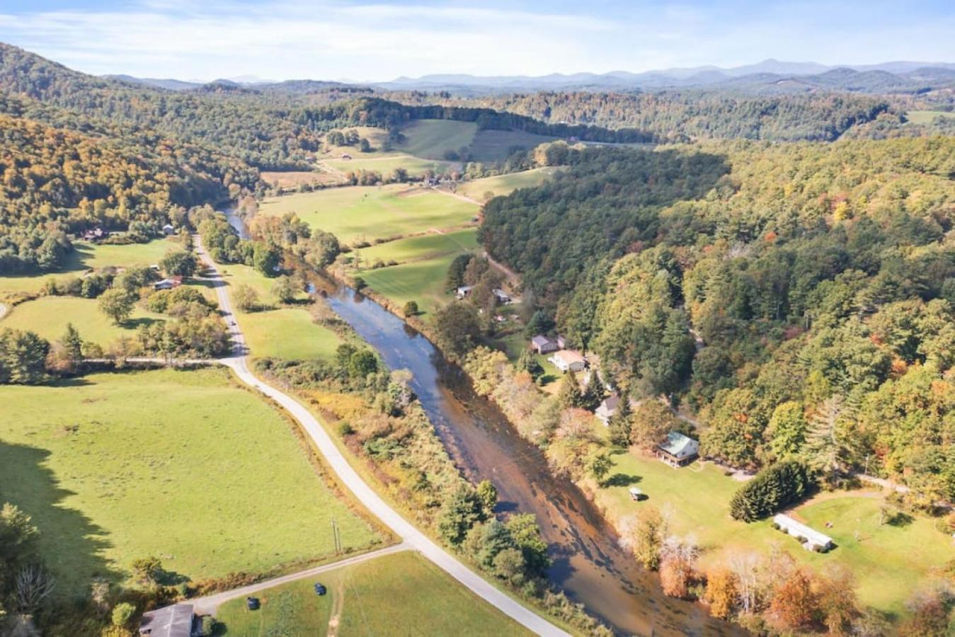 Tranquil Riverfront Living at Sasquatch Cabin!