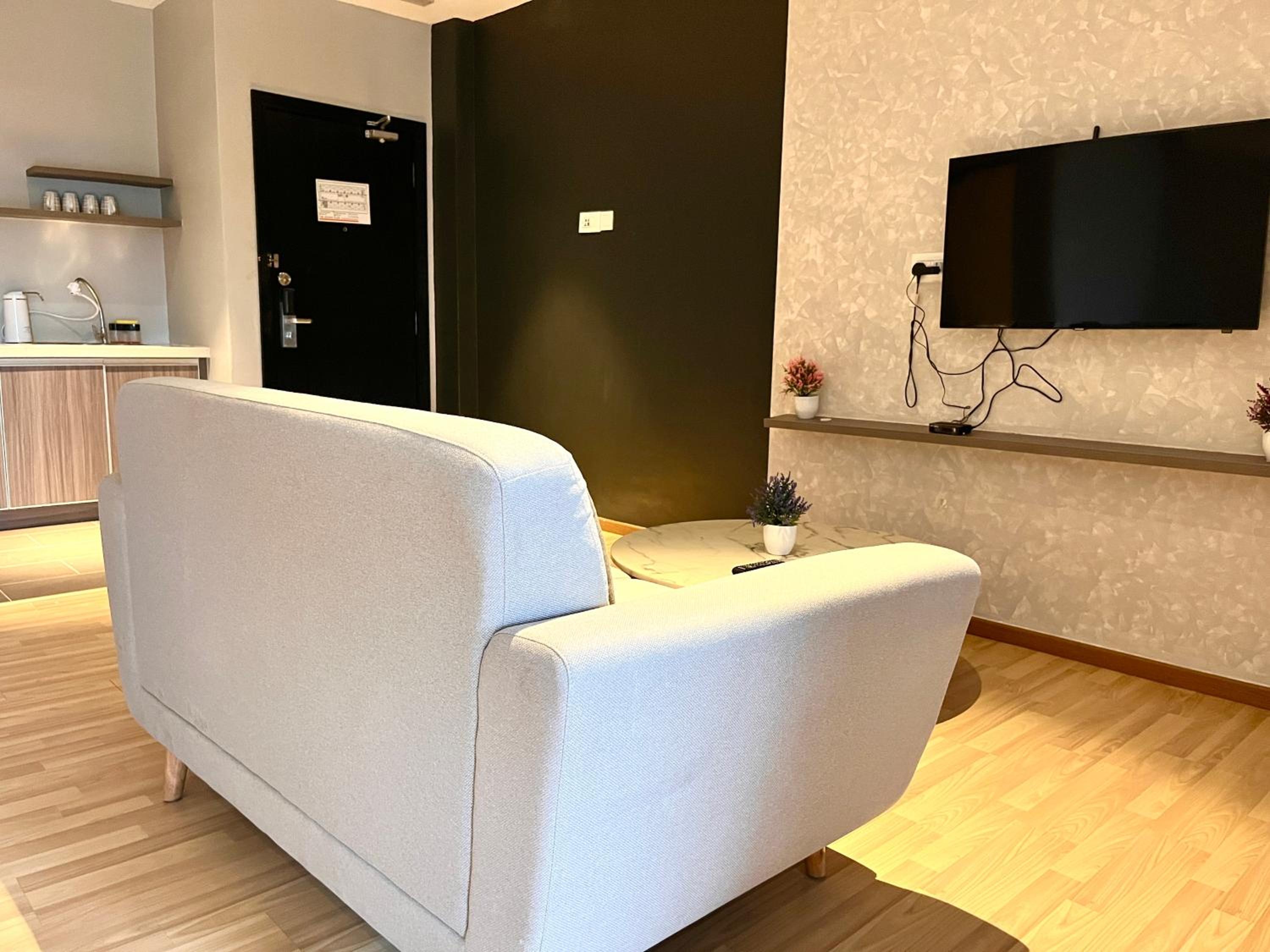HillLand Suites