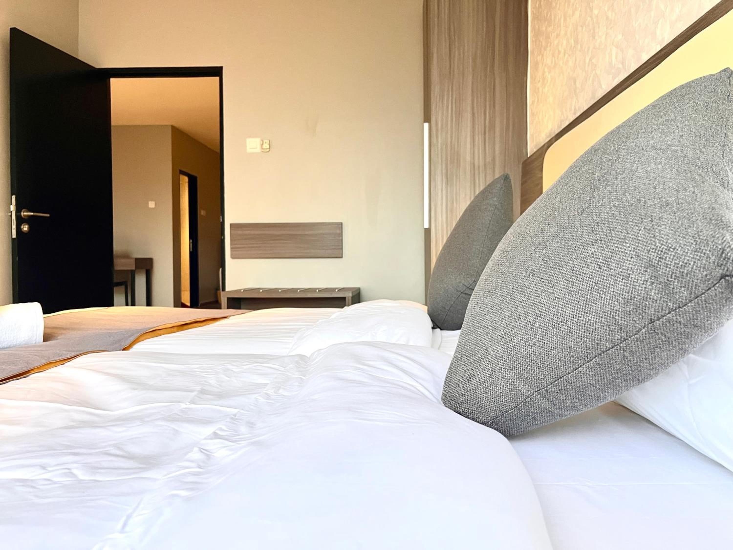 HillLand Suites