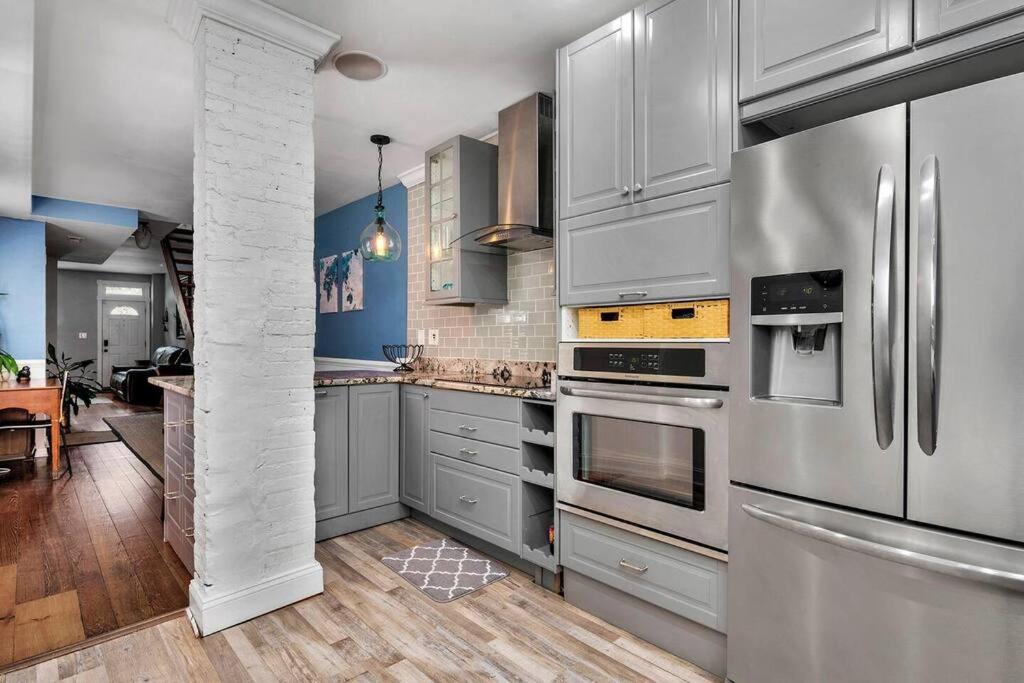Johns Hopkins Historic Renovated home - Fells Point! view 4
