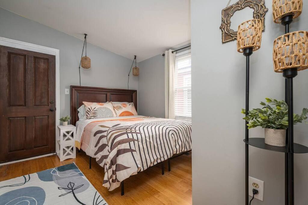 Johns Hopkins Historic Renovated home - Fells Point! view 5