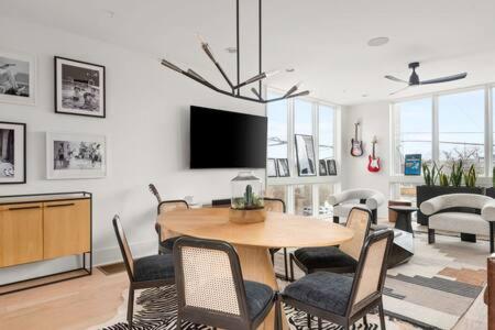 Million Dollar Listing Lux 4BR Downtown by Barclé view 4