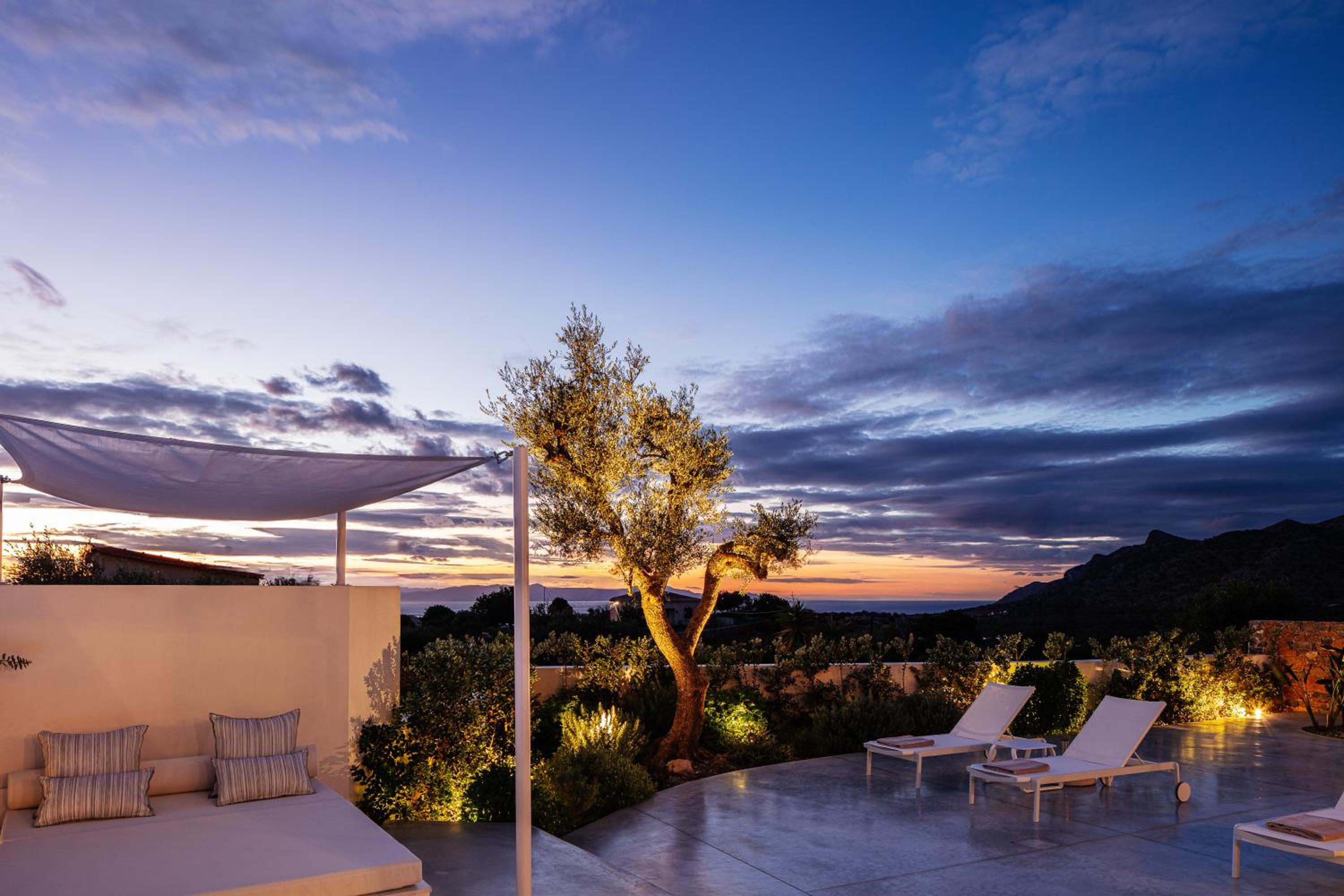 Villa Venetiko - Refined Minimalist Villa with Sunset Bliss by etouri