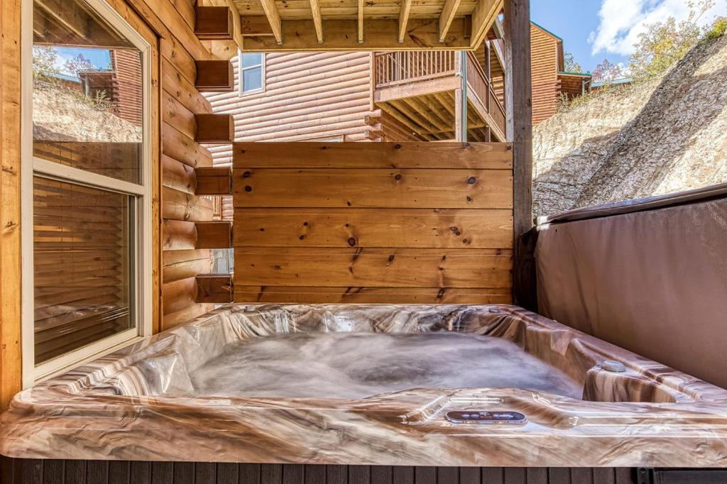 Pine Mountain Retreat, Hot Tub, Game Room, 560 FREE tickets each paid day!!!